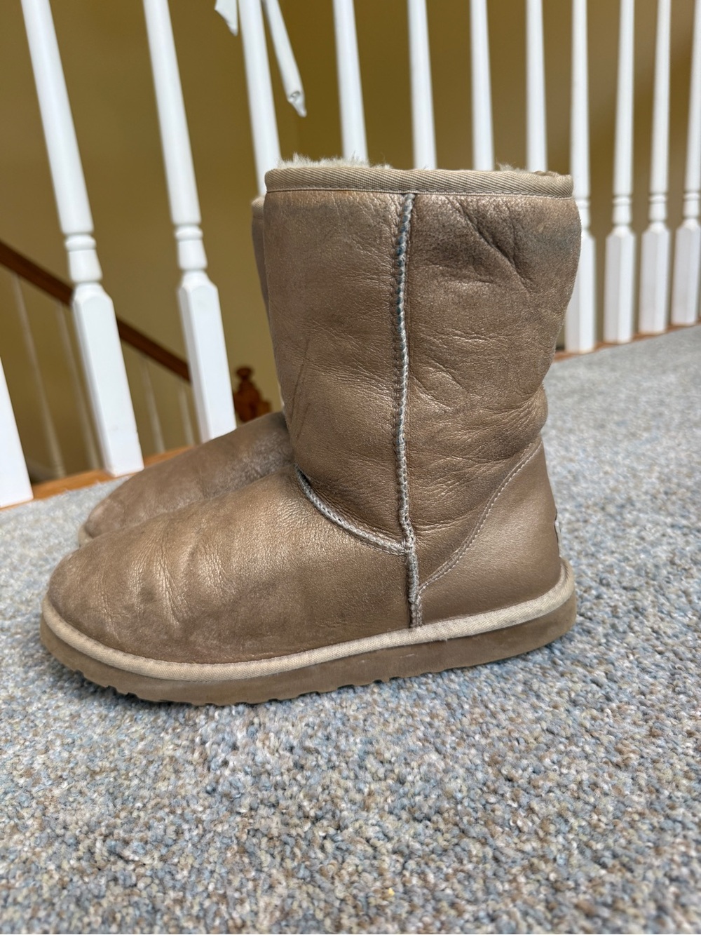 Ugg metallic gold sheepskin classic short boot women’s size 9